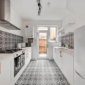 beautifully-modern-2-bed-apartment-w-garden.brighton-hotels-england.com/
